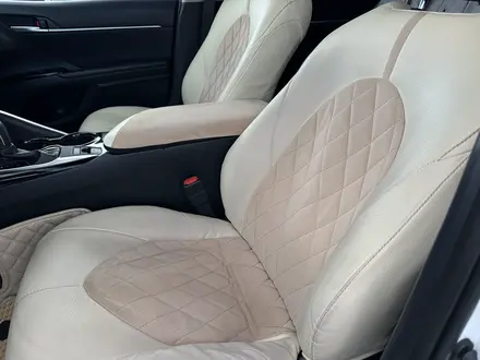 Toyota Camry 2020 года за 11 840 000 тг. в Атырау – фото 9