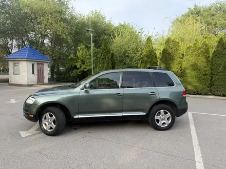 Volkswagen Touareg 2005 года за 4 500 000 тг. в Алматы – фото 3
