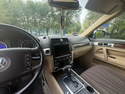Volkswagen Touareg 2005 года за 4 500 000 тг. в Алматы – фото 21