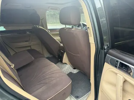 Volkswagen Touareg 2005 года за 4 500 000 тг. в Алматы – фото 27