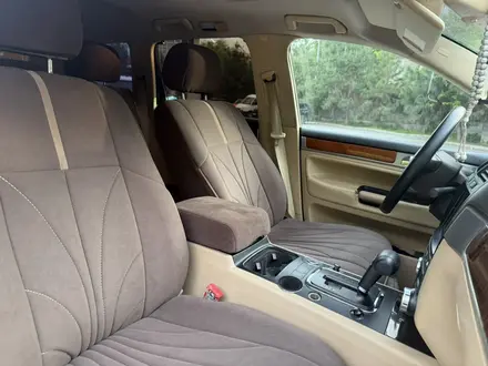 Volkswagen Touareg 2005 года за 4 500 000 тг. в Алматы – фото 31