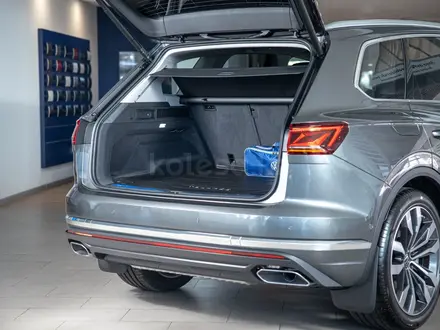 Volkswagen Touareg Business Atmosphere 2022 года за 60 500 000 тг. в Талдыкорган – фото 34