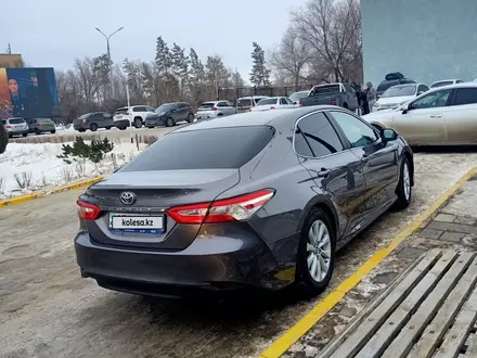 Toyota Camry 2018 года за 11 800 000 тг. в Уральск – фото 2