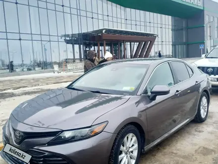 Toyota Camry 2018 года за 11 800 000 тг. в Уральск – фото 3