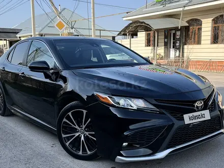 Toyota Camry 2018 года за 8 600 000 тг. в Шымкент