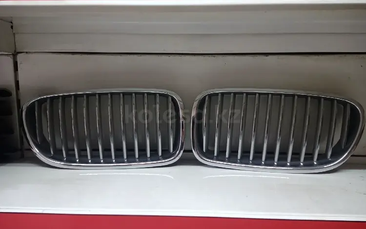 Решетки капота на BMW F10 за 40 000 тг. в Алматы