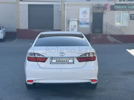 Toyota Camry 2014 года за 11 000 000 тг. в Актобе – фото 2