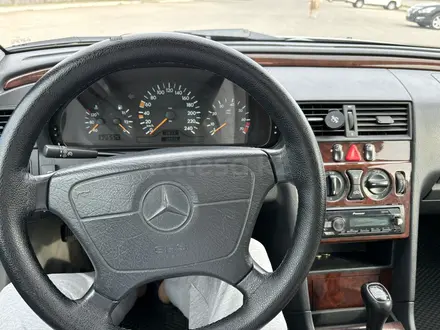 Mercedes-Benz C 180 1998 года за 3 500 000 тг. в Актобе – фото 29