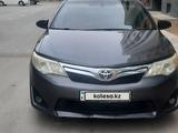 Toyota Camry 2014 года за 7 500 000 тг. в Жанаозен – фото 2