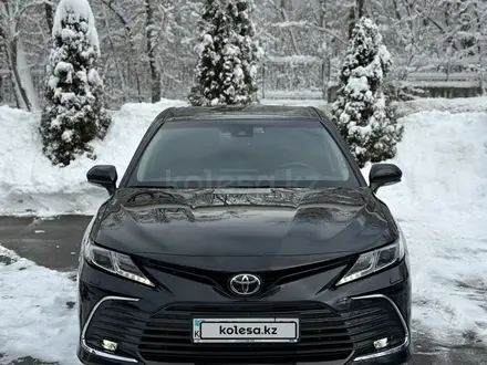 Toyota Camry 2023 года за 17 500 000 тг. в Алматы