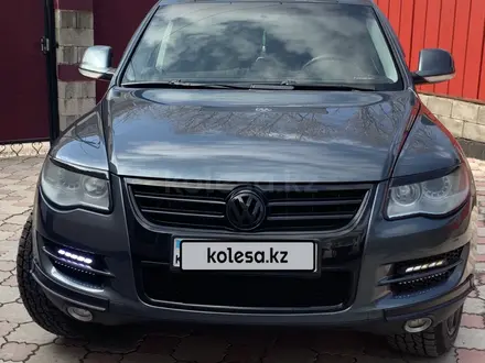 Volkswagen Touareg 2008 года за 7 500 000 тг. в Алматы – фото 7