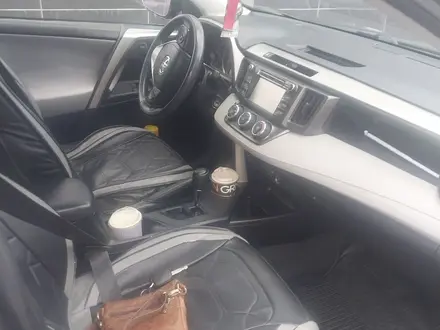 Toyota RAV4 2015 года за 7 000 000 тг. в Уральск – фото 2