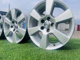 R 17 Original TOYOTA. Ширина 7 j et 35. Серебро. за 160 000 тг. в Алматы – фото 2