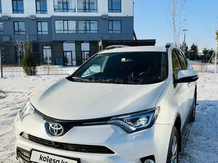 Toyota RAV4 2019 года за 13 200 000 тг. в Астана