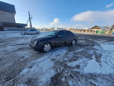 Mercedes-Benz E 320 2000 года за 5 100 000 тг. в Мерке – фото 30