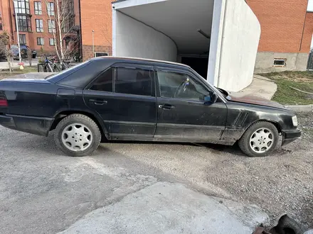 Mercedes-Benz E 260 1989 года за 950 000 тг. в Караганда – фото 4