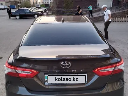 Toyota Camry 2018 года за 13 700 000 тг. в Астана – фото 2