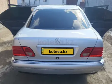 Mercedes-Benz E 320 1996 года за 3 000 000 тг. в Атырау – фото 4