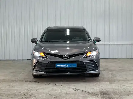 Toyota Camry 2021 года за 14 410 000 тг. в Астана – фото 2