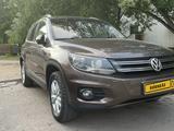 Volkswagen Tiguan 2013 годаfor7 800 000 тг. в Астана