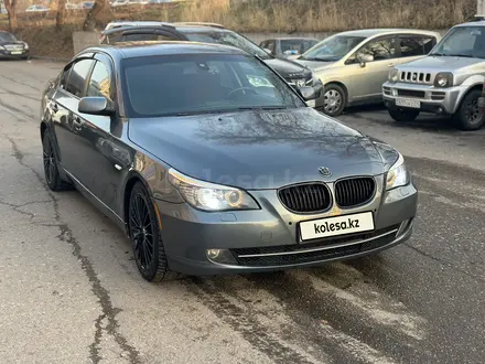 BMW 520 2009 года за 4 690 000 тг. в Алматы – фото 2