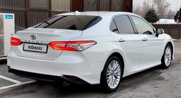 Toyota Camry 2018 года за 15 700 000 тг. в Алматы – фото 2