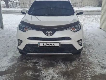 Toyota RAV4 2017 года за 11 000 000 тг. в Семей