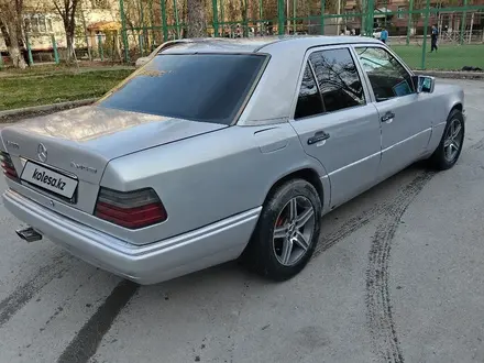 Mercedes-Benz E 220 1994 года за 2 150 000 тг. в Тараз – фото 2