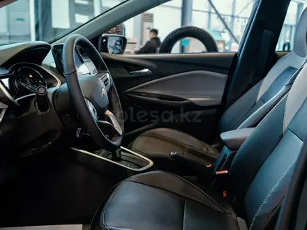 Chevrolet Onix 2024 года за 8 190 000 тг. в Астана – фото 14