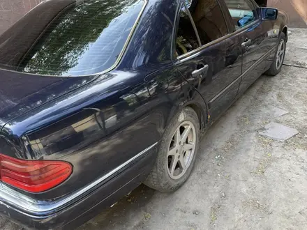 Mercedes-Benz E 230 1996 года за 2 000 000 тг. в Талдыкорган – фото 3