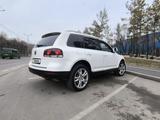 Volkswagen Touareg 2008 года за 8 200 000 тг. в Алматы – фото 2