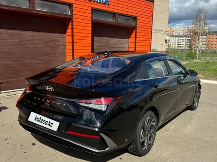Hyundai Elantra 2023 года за 8 500 000 тг. в Петропавловск – фото 2