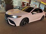 Toyota Camry 2019 года за 11 800 000 тг. в Уральск – фото 2