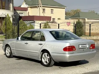 Mercedes-Benz E 230