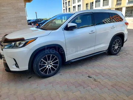 Toyota Highlander 2018 года за 21 900 000 тг. в Атырау – фото 3