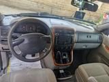 Kia Carnival 2003 года за 1 900 000 тг. в Шымкент