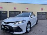 Toyota Camry 2021 года за 13 300 000 тг. в Караганда – фото 2