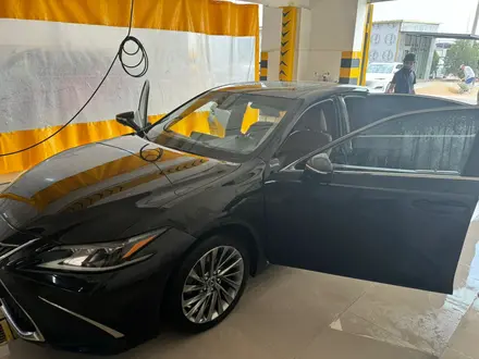 Lexus ES 250 2018 года за 17 300 000 тг. в Актау – фото 2