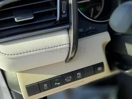 Toyota Camry 2022 года за 18 500 000 тг. в Астана – фото 20