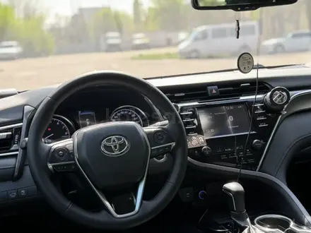 Toyota Camry 2021 года за 12 000 000 тг. в Алматы – фото 20