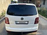 Volkswagen Touran 2008 года за 3 500 000 тг. в Шымкент – фото 3