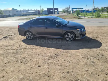 Toyota Camry 2014 года за 6 600 000 тг. в Актобе – фото 2