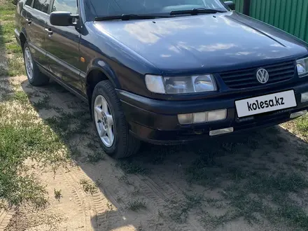 Volkswagen Passat 1995 года за 1 500 000 тг. в Уральск – фото 2