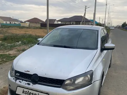 Volkswagen Polo 2011 года за 3 100 000 тг. в Атырау – фото 2