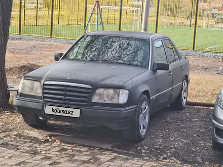 Mercedes-Benz E 300 1993 года за 2 200 000 тг. в Экибастуз – фото 2