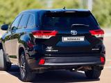Toyota Highlander 2017 года за 15 600 000 тг. в Костанай – фото 2
