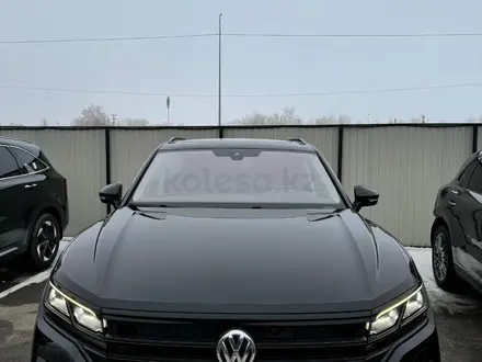 Volkswagen Touareg 2018 года за 28 000 000 тг. в Костанай – фото 2