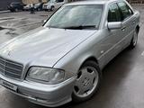 Mercedes-Benz C 180 1998 года за 2 600 000 тг. в Караганда – фото 2