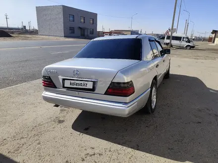 Mercedes-Benz E 200 1993 года за 1 600 000 тг. в Жезказган – фото 4