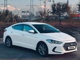 Hyundai Elantra 2018 годаfor7 900 000 тг. в Алматы – фото 2